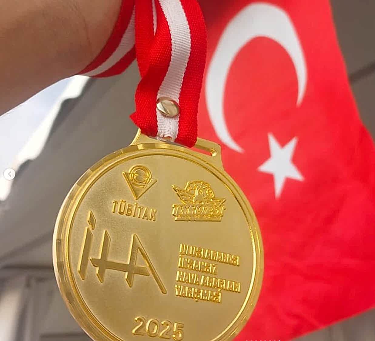 1.5 Adana AERO takımı, Kocaeli Cengiz Topel Havalimanı’nda düzenlenen TEKNOFEST 2025 Uluslararası İHA Yarışması, Serbest Görev Kategorisinde şampiyon oldu. Takım, birinciliğin yanında TUSAŞ Özel Ödülü de aldı.